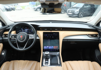 Подержанный автомобиль Hongqi H5 2024 года (12 фото)
