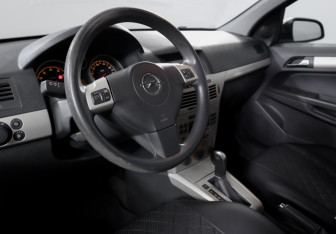 Подержанный автомобиль Opel Astra Wagon 2007 года (14 фото)