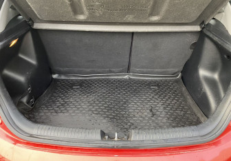 Подержанный автомобиль Kia Rio Hatchback 2015 года (10 фото)