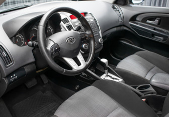 Подержанный автомобиль Kia Ceed Hatchback 2010 года (14 фото)