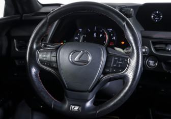 Подержанный автомобиль Lexus UX 2019 года (13 фото)