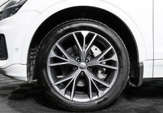 Подержанный автомобиль Audi Q8 2019 года (27 фото)