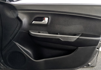 Подержанный автомобиль Kia Rio Hatchback 2015 года (25 фото)