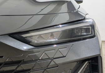 Подержанный автомобиль Changan UNI-V 2023 года (11 фото)