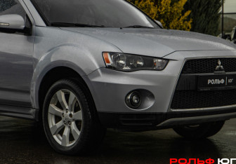 Подержанный автомобиль Mitsubishi Outlander 2009 года (15 фото)