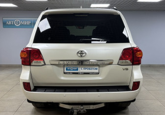 Подержанный автомобиль Toyota Land Cruiser Suv 2014 года (6 фото)