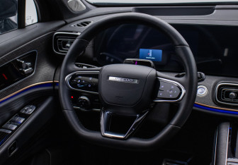 Подержанный автомобиль Jaecoo J8 2024 года (15 фото)