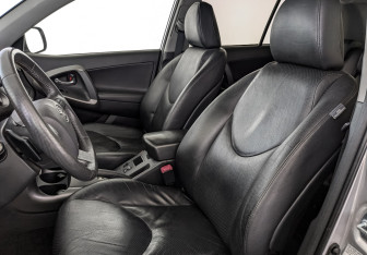 Подержанный автомобиль Toyota RAV4 2012 года (20 фото)