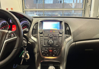 Подержанный автомобиль Opel Astra Hatchback 2012 года (14 фото)