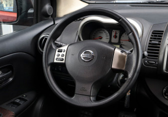 Подержанный автомобиль Nissan Note 2007 года (14 фото)