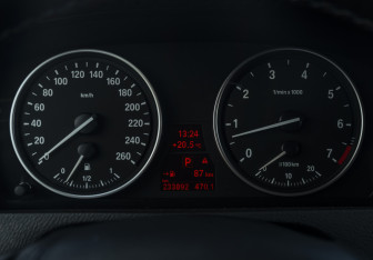 Подержанный автомобиль BMW X5 2011 года (11 фото)