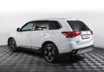 Подержанный автомобиль Mitsubishi Outlander 2019 года (7 фото)