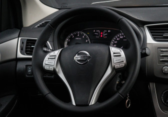 Подержанный автомобиль Nissan Tiida Hatchback 2015 года (11 фото)