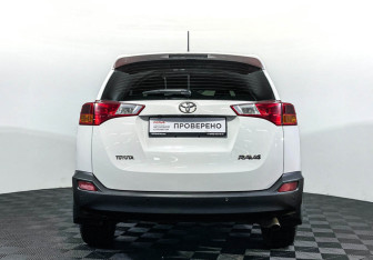 Подержанный автомобиль Toyota RAV4 2015 года (6 фото)
