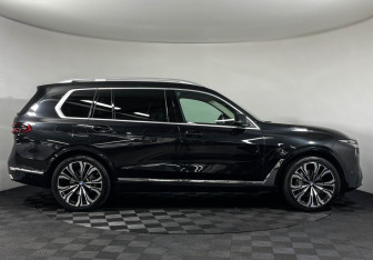 Подержанный автомобиль BMW X7 2022 года (6 фото)