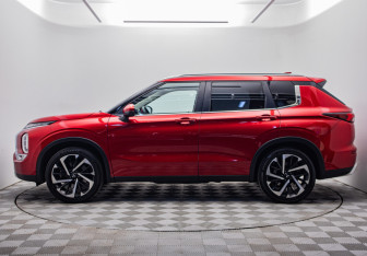 Подержанный автомобиль Mitsubishi Outlander 2022 года (2 фото)