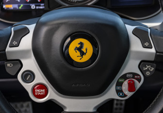 Подержанный автомобиль Ferrari FF 2015 года (18 фото)