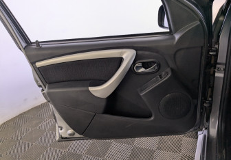 Подержанный автомобиль Nissan Terrano 2017 года (16 фото)