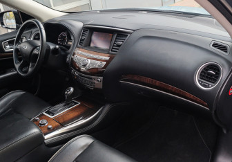 Подержанный автомобиль Infiniti QX60 2017 года (7 фото)