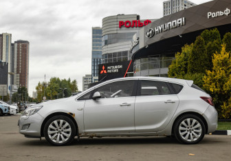 Подержанный автомобиль Opel Astra Hatchback 2011 года (6 фото)