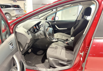 Подержанный автомобиль Peugeot 408 2012 года (7 фото)