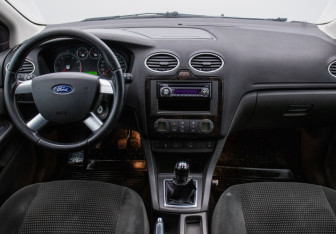 Подержанный автомобиль Ford Focus Sedan 2006 года (13 фото)
