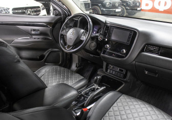 Подержанный автомобиль Mitsubishi Outlander 2020 года (11 фото)