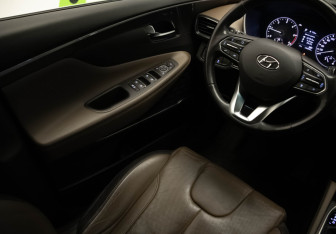 Подержанный автомобиль Hyundai Santa Fe 2019 года (16 фото)