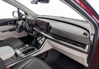 Подержанный автомобиль Kia Carnival 2022 года (11 фото)