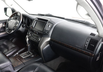 Подержанный автомобиль Toyota Land Cruiser Suv 2011 года (6 фото)