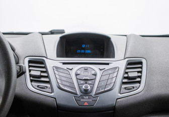 Подержанный автомобиль Ford Fiesta Sedan 2015 года (14 фото)