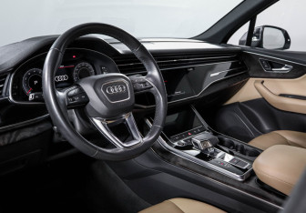 Подержанный автомобиль Audi Q7 2021 года (14 фото)