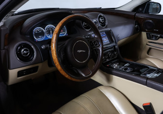 Подержанный автомобиль Jaguar XJ 2013 года (20 фото)