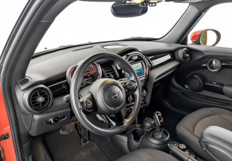 Подержанный автомобиль MINI Hatch 2019 года (16 фото)