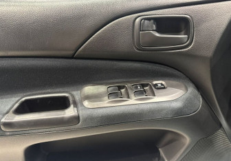 Подержанный автомобиль Mitsubishi Lancer Wagon 2006 года (16 фото)