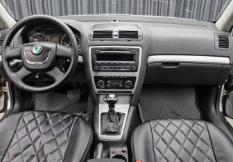 Подержанный автомобиль Skoda Octavia Liftback 2012 года (14 фото)