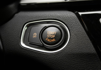 Подержанный автомобиль BMW X1 2015 года (18 фото)