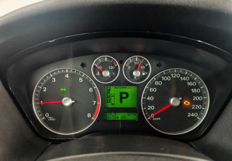 Подержанный автомобиль Ford Focus Sedan 2006 года (14 фото)