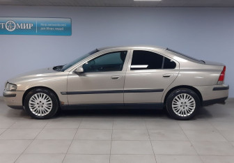 Подержанный автомобиль Volvo S60 2001 года (8 фото)