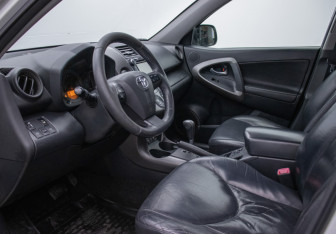Подержанный автомобиль Toyota RAV4 2011 года (10 фото)
