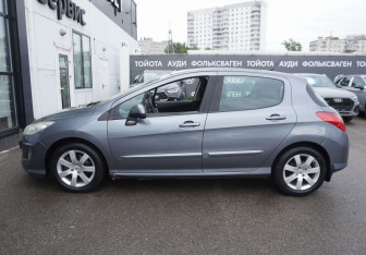 Подержанный автомобиль Peugeot 308 Hatchback 2010 года (8 фото)