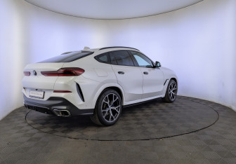 Подержанный автомобиль BMW X6 2022 года (5 фото)