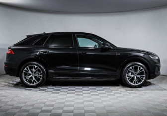 Подержанный автомобиль Audi Q8 2022 года (4 фото)