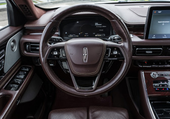 Подержанный автомобиль Lincoln Aviator 2020 года (10 фото)