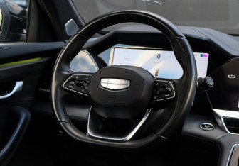 Подержанный автомобиль Geely Monjaro 2025 года (14 фото)