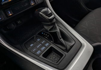 Подержанный автомобиль Toyota RAV4 2020 года (25 фото)