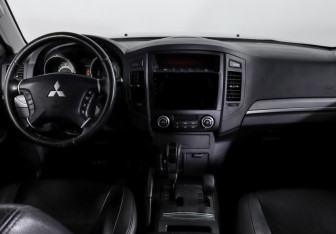 Подержанный автомобиль Mitsubishi Pajero 2012 года (12 фото)
