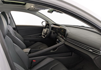 Подержанный автомобиль Hyundai Elantra Sedan 2023 года (11 фото)