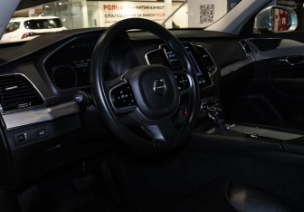 Подержанный автомобиль Volvo XC90 2019 года (21 фото)
