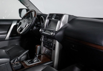 Подержанный автомобиль Toyota Land Cruiser Prado 2012 года (9 фото)
